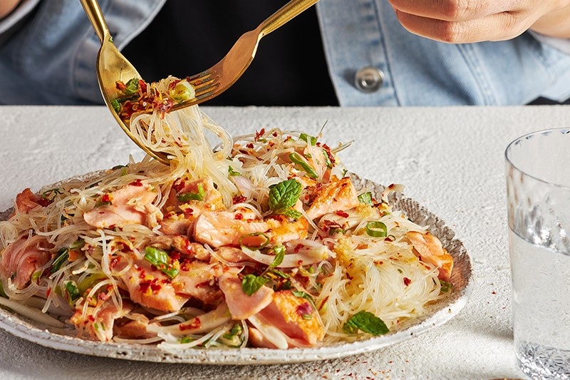 Mon salad mien ca hoi dam da cho bua trua hinh anh