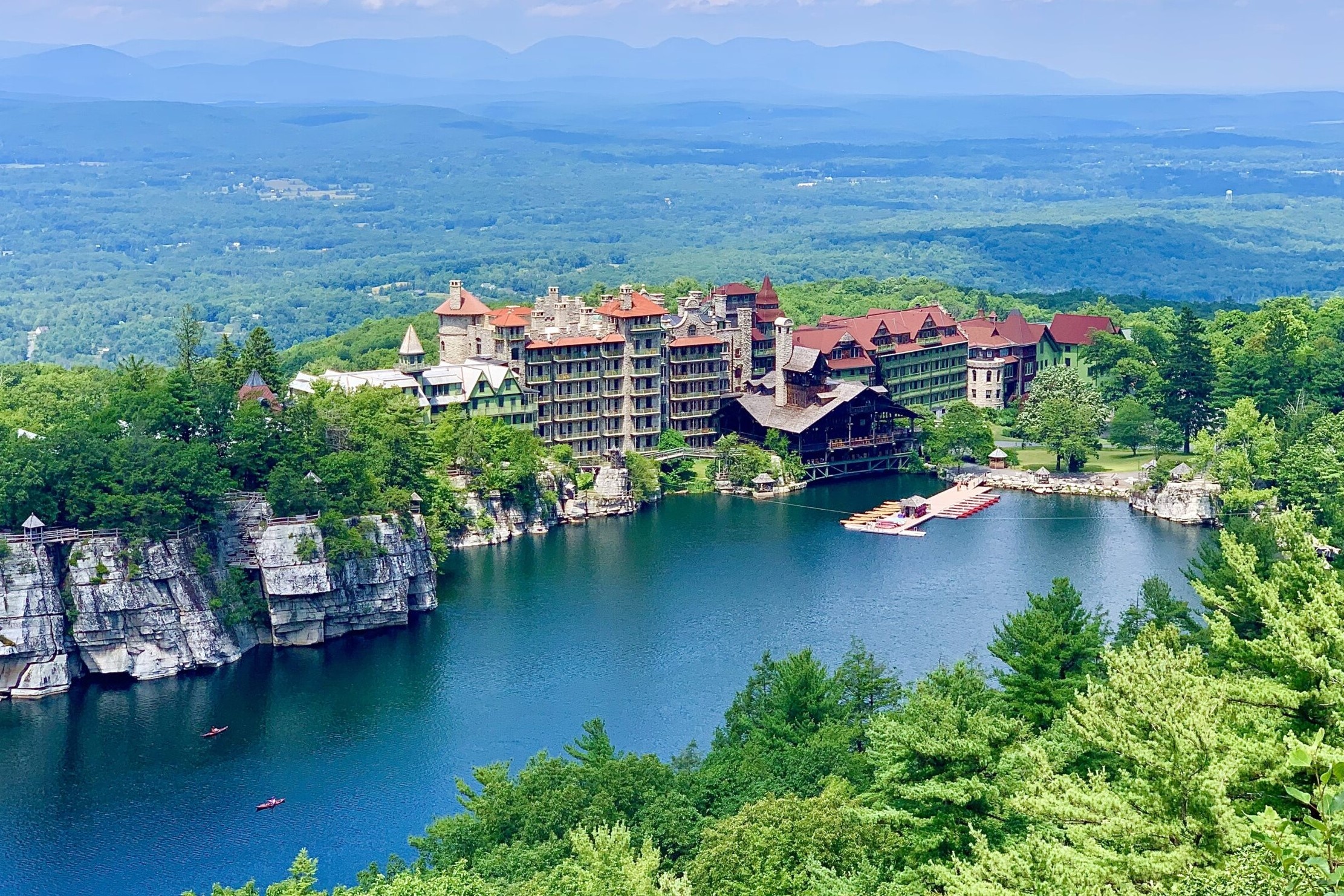 Khach san lau dai hon 150 nam tuoi nam giua rung hinh anh