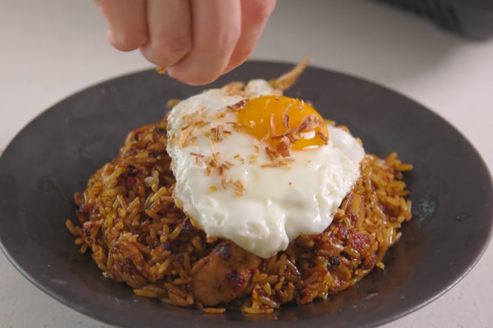 Cong thuc com rang ga trung kieu Indonesia hinh anh