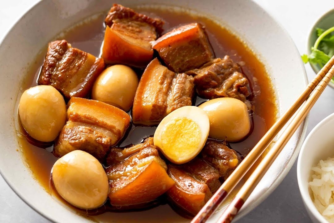 Mon thit kho nuoc dua de lam hinh anh