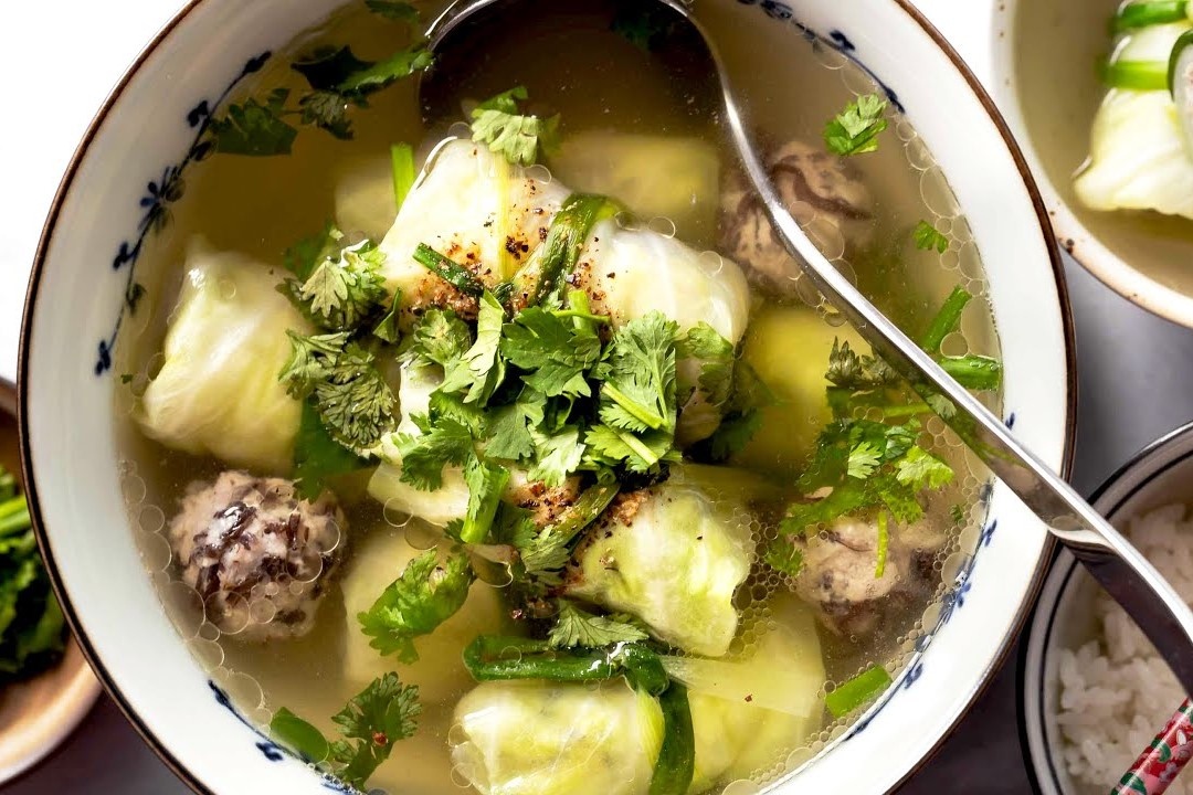 Canh bap cai cuon thit don gian hinh anh