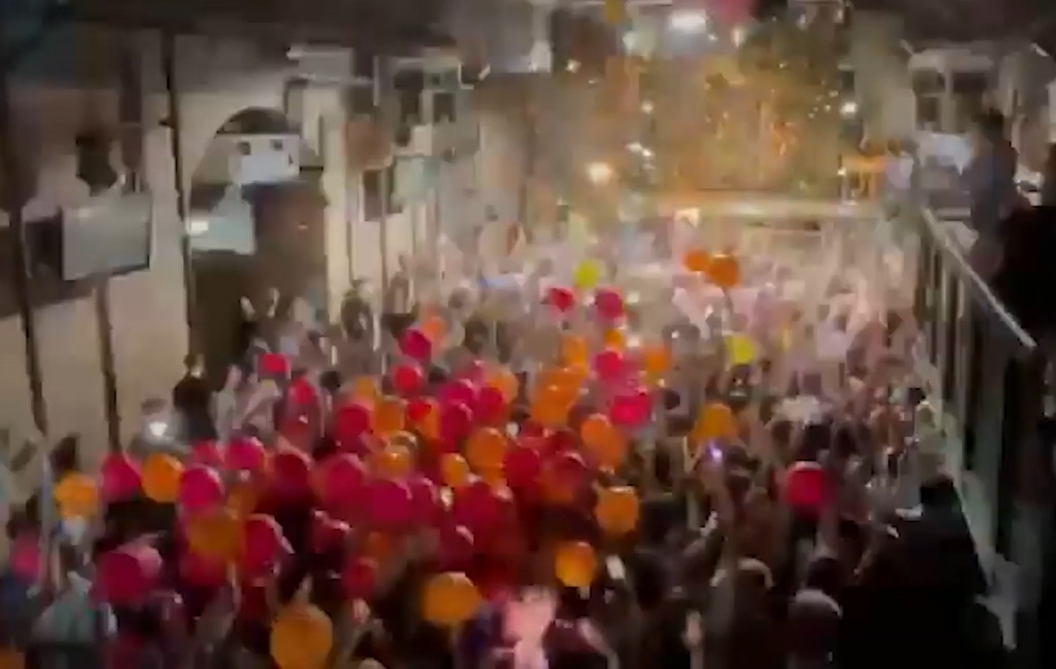 Gioi tre Anh an mung ngay mo cua tro lai hinh anh