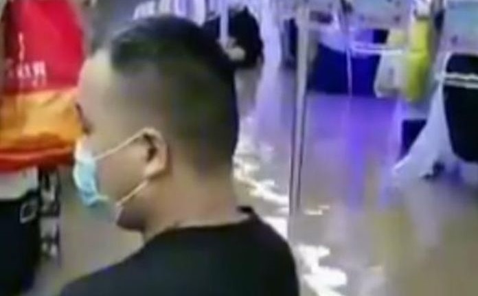 Giai cuu nguoi ket trong tau dien ngam giua dong lu o Trung Quoc hinh anh