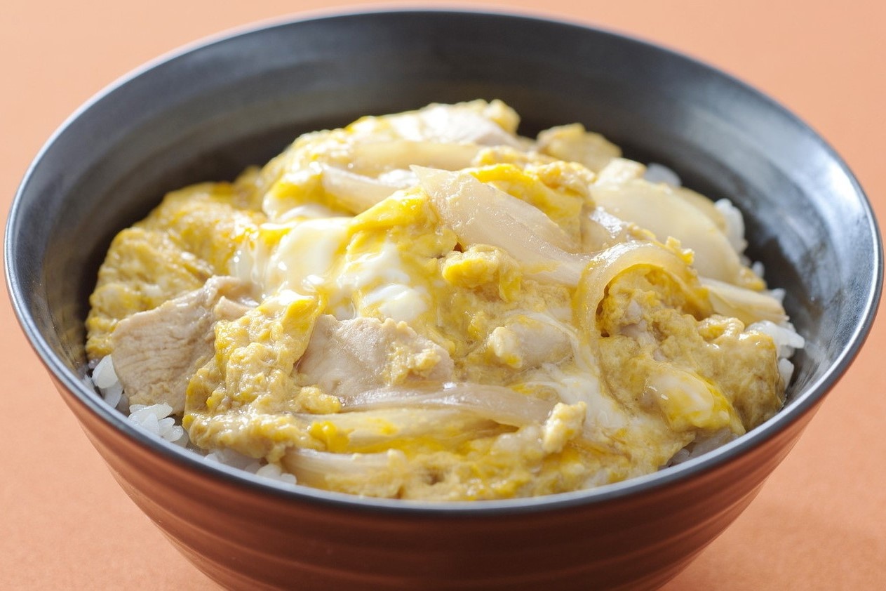 Thit ga nau trung de lam cho mam com cuoi tuan hinh anh