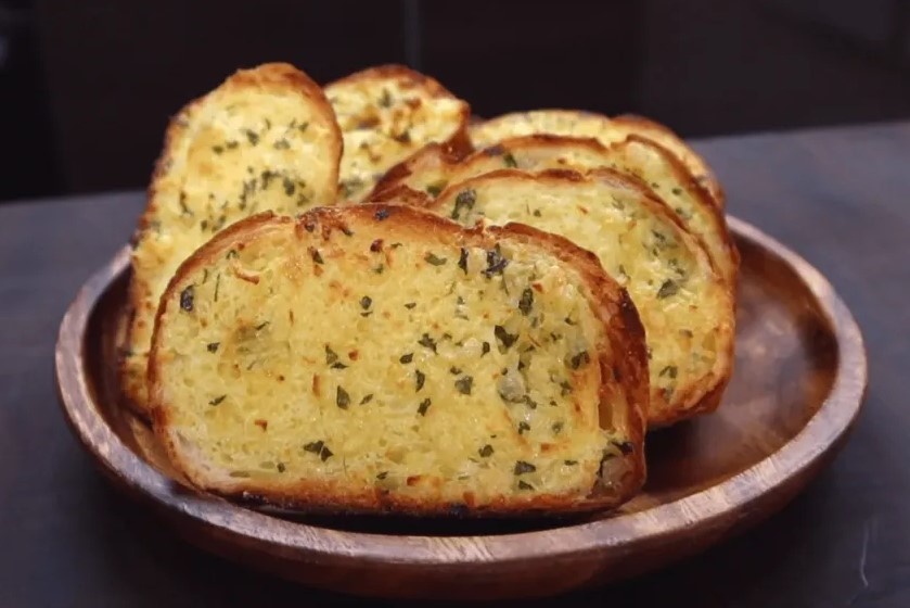 10 phut lam banh mi nuong bo toi bang noi chien khong dau hinh anh