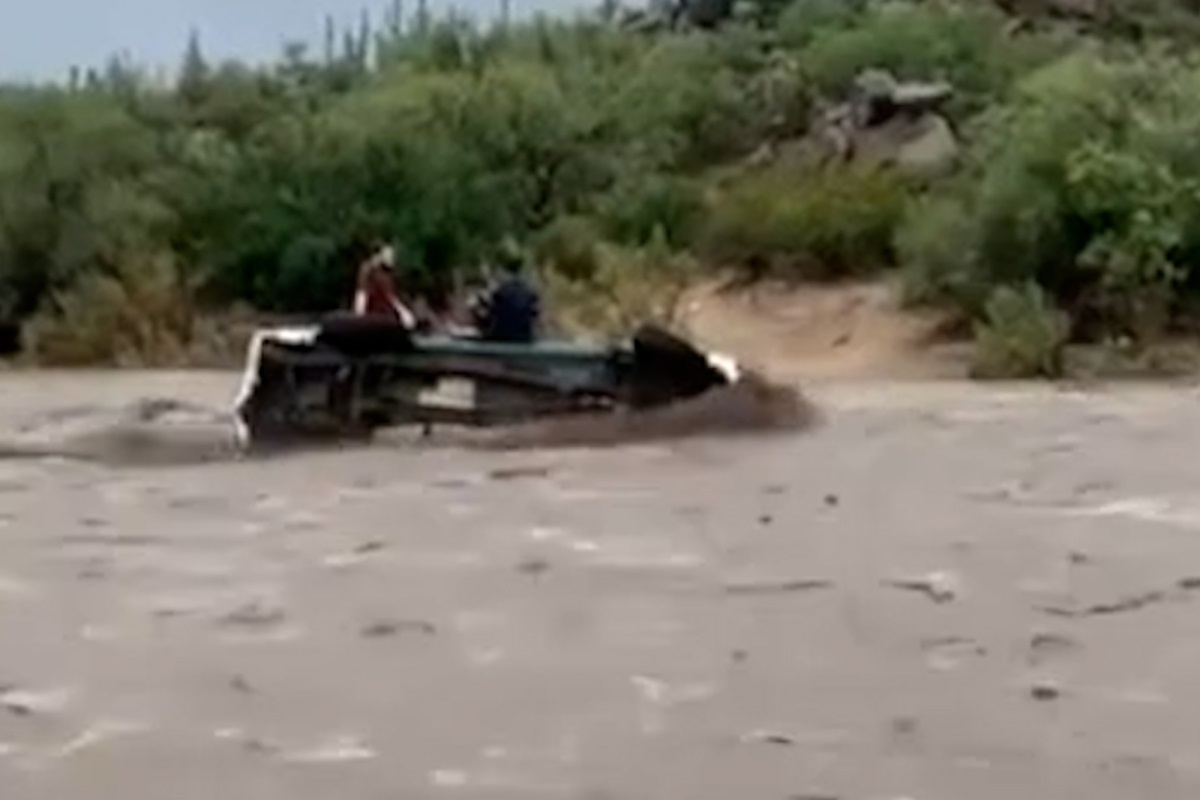 Giai cuu 2 bo con mac ket giua dong lu o My hinh anh