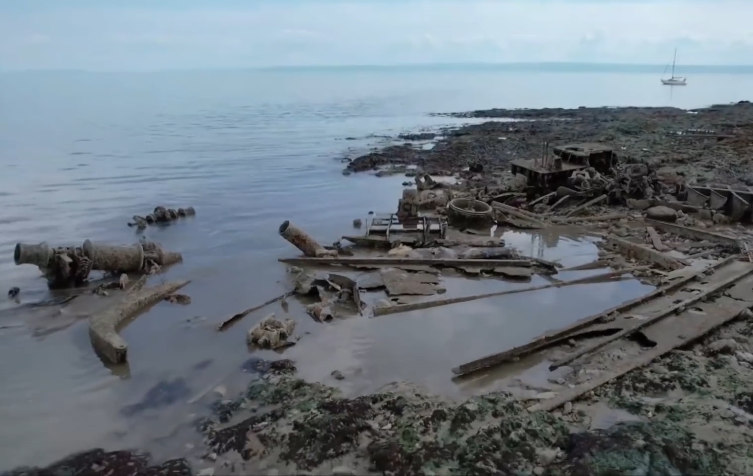 Nghia dia tau dam bi an tren hon dao nho o xu Wales hinh anh