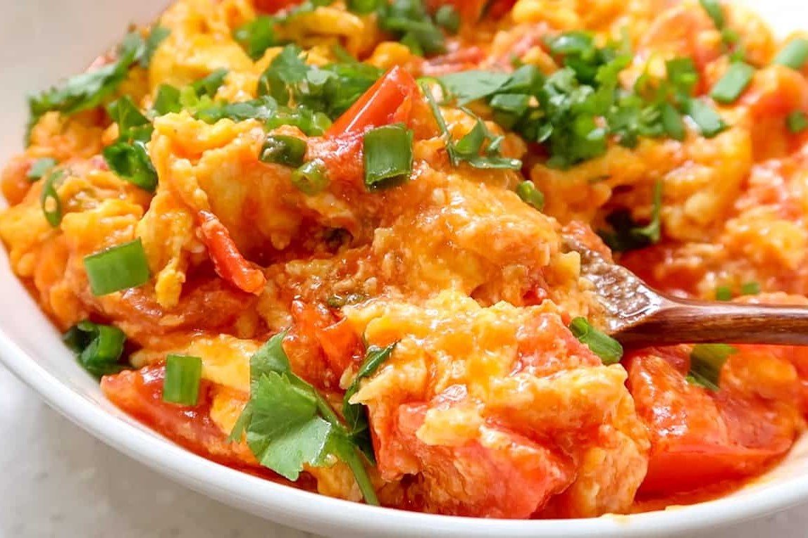 2 mon ngon de lam tu trung va ca chua hinh anh