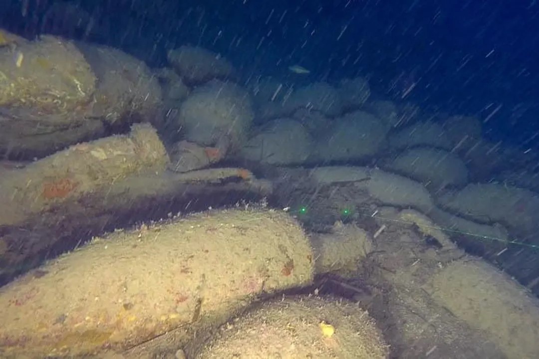 Phat hien tau La Ma co dai chua day ruou vang o Italy hinh anh