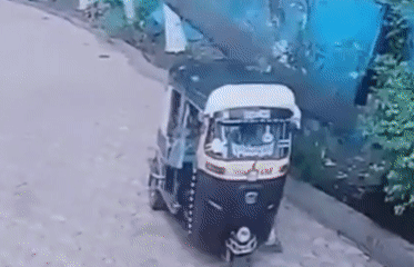 Tai xe tuk tuk thoat chet than ky hinh anh