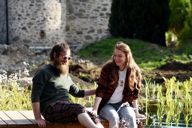 Cap doi bo viec o Dubai den Scotland mua lau dai lam khach san hinh anh