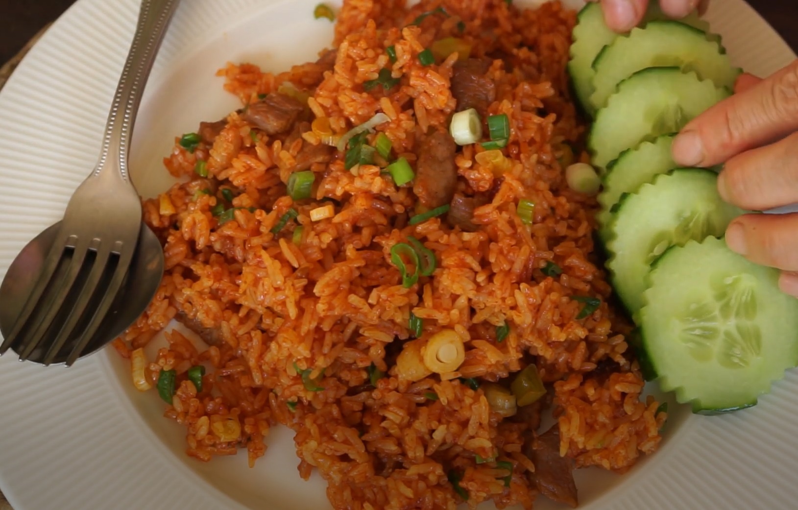 Tu lam com chien sot ca chua tai nha ngon hon ngoai tiem hinh anh