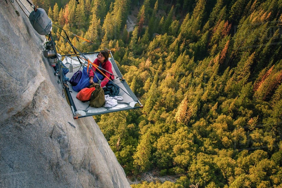 Trai nghiem dung leu ngu tren vach nui cao 365 m hinh anh