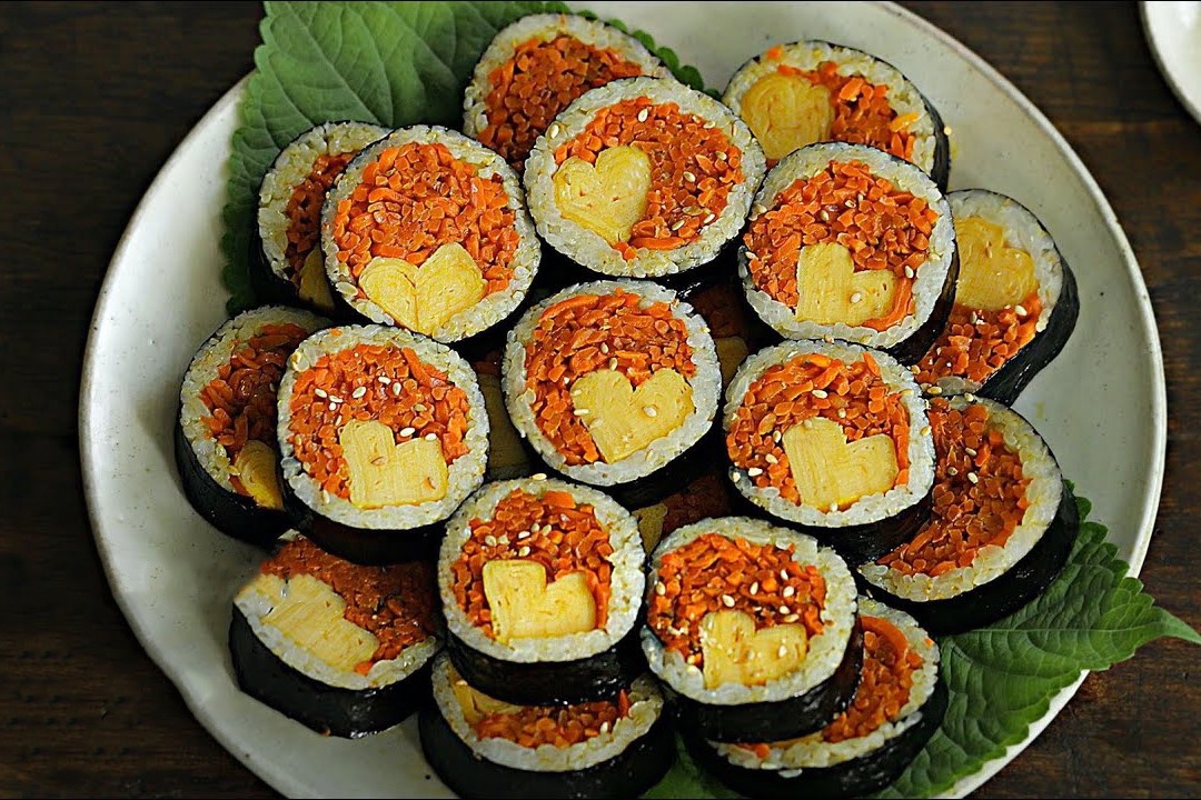 Kimbap trung va ca rot tiet kiem cho bua an nhe hinh anh