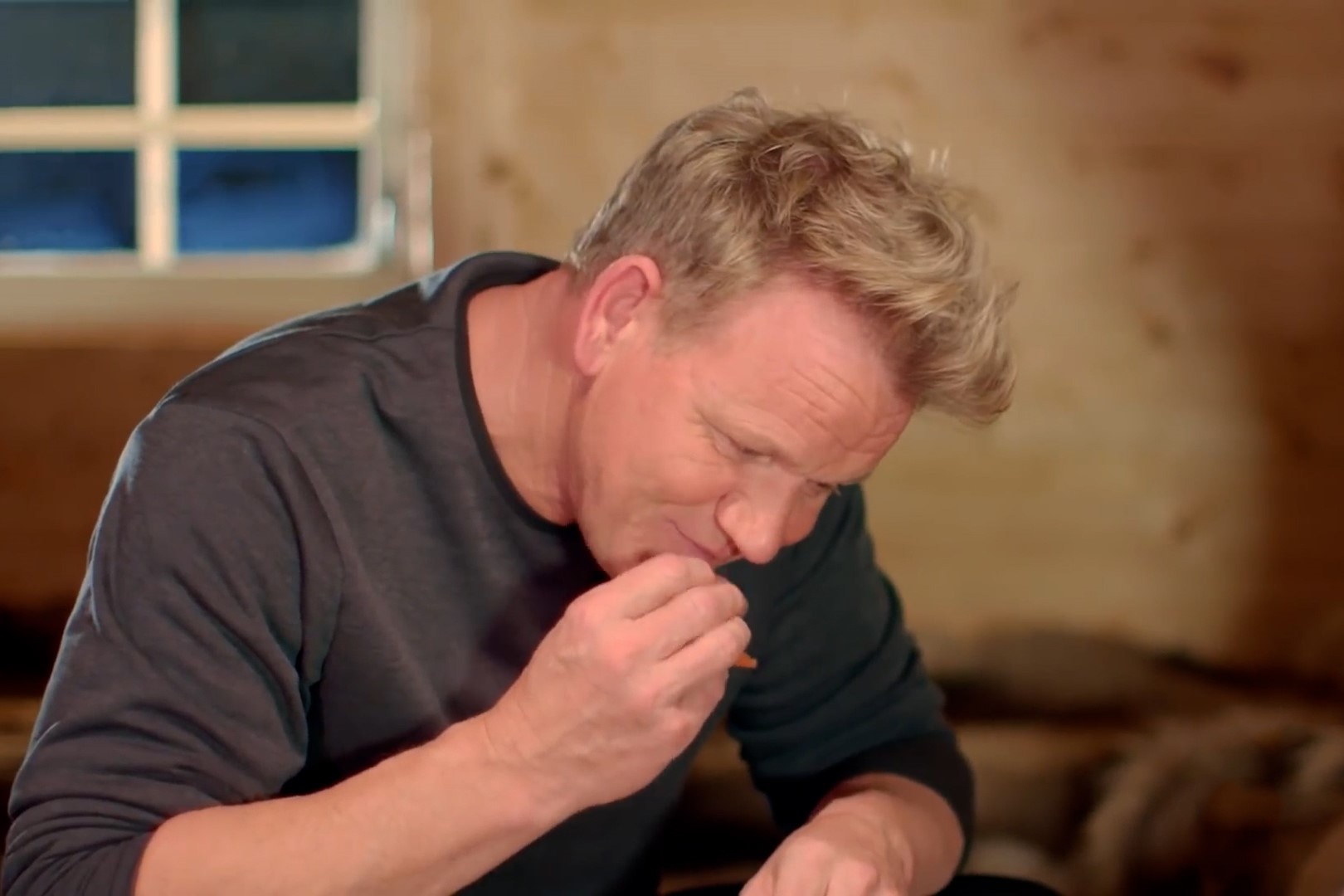 Gordon Ramsay an ca len men boc mui o Na Uy hinh anh