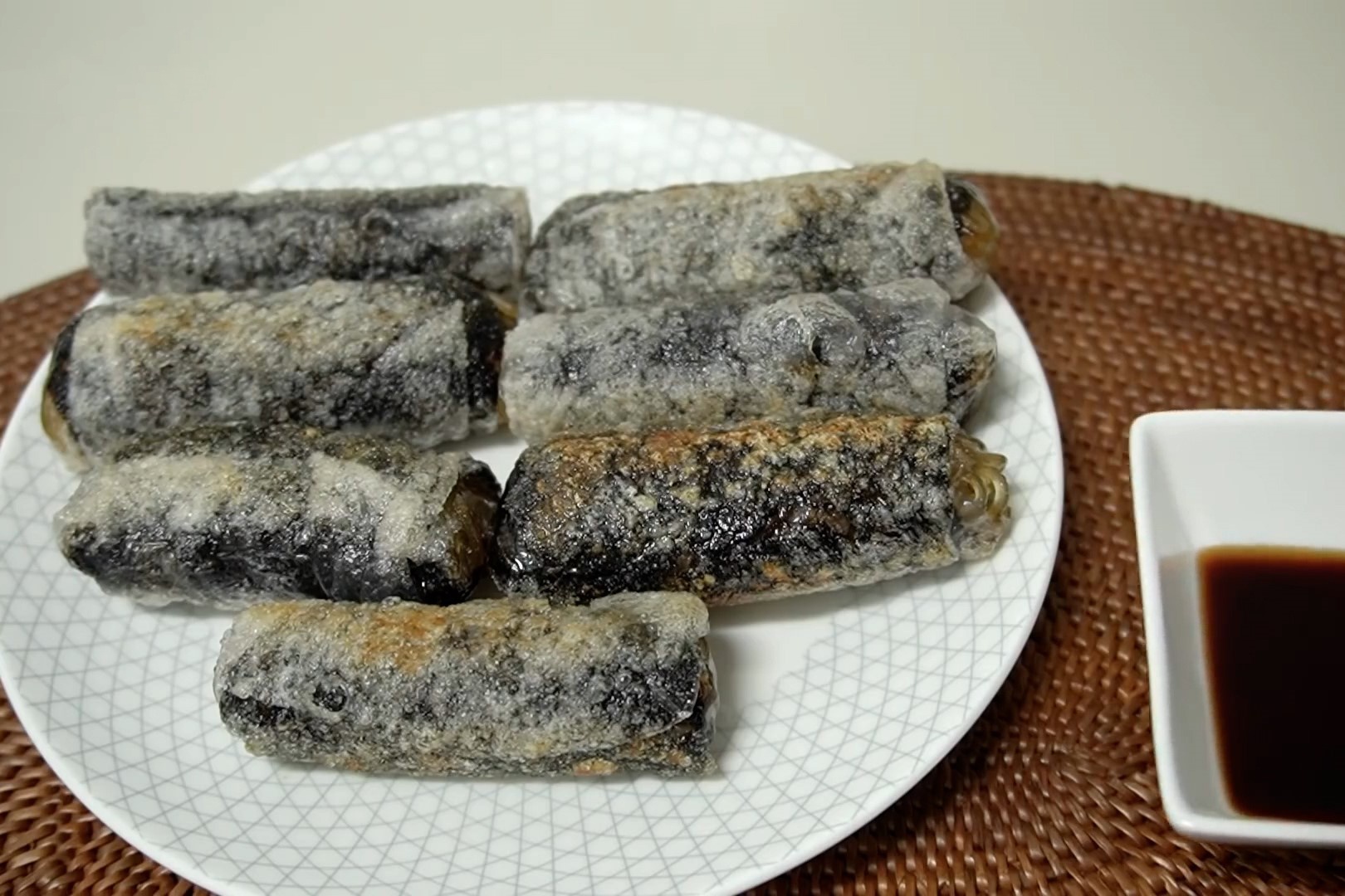 Meo lam mon banh trang cuon gion rum hinh anh