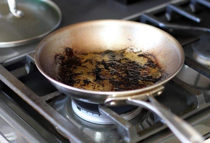 Vi sao khong nen rua chao dau mo bang nuoc nong? hinh anh