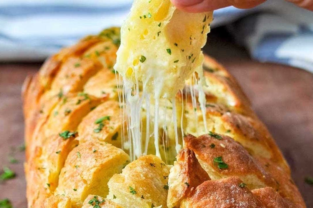 Lam banh mi nuong pho mai toi cho ca gia dinh hinh anh