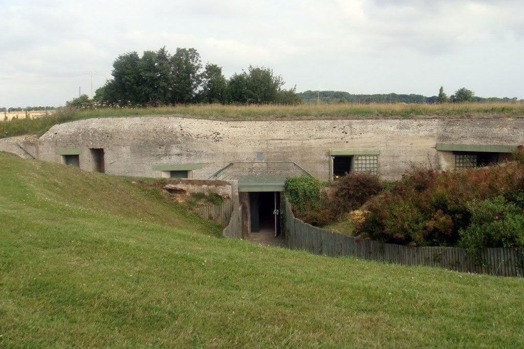Nha nghi cai tao tu boongke thoi The chien 2 hinh anh
