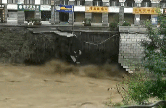 Doan duong dai 50 m o Trung Quoc bat ngo sut xuong song hinh anh