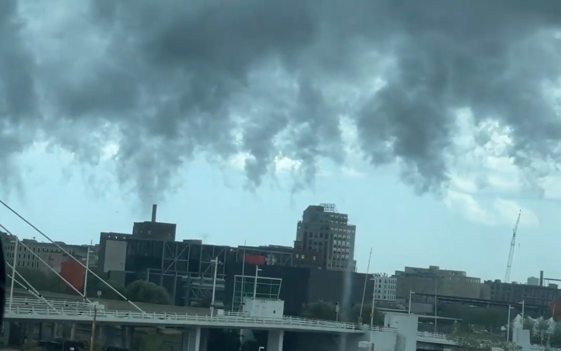 Dam may den hinh thac nuoc khac thuong tren bau troi hinh anh