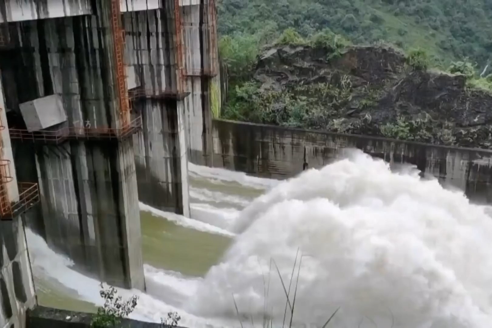 Mua lon gay lu lut va lo dat nghiem trong o Trung Quoc hinh anh