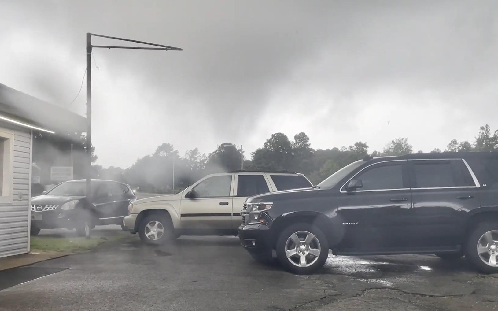 Loc xoay khong lo can quet xuyen qua thi tran o My hinh anh