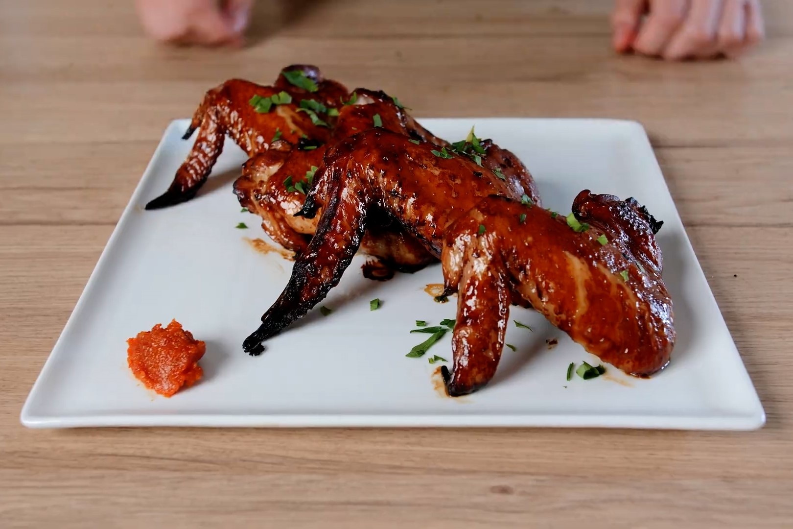 Canh ga nuong xi dau kieu Singapore hinh anh