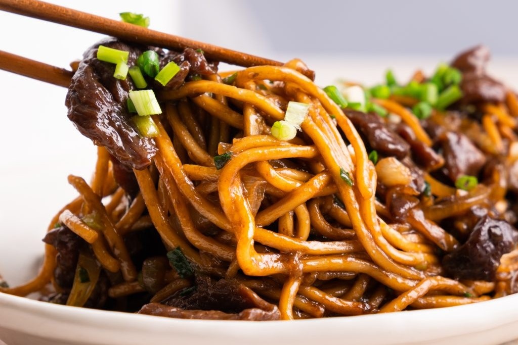 Cach lam mi xao bo kieu Mong Co hinh anh