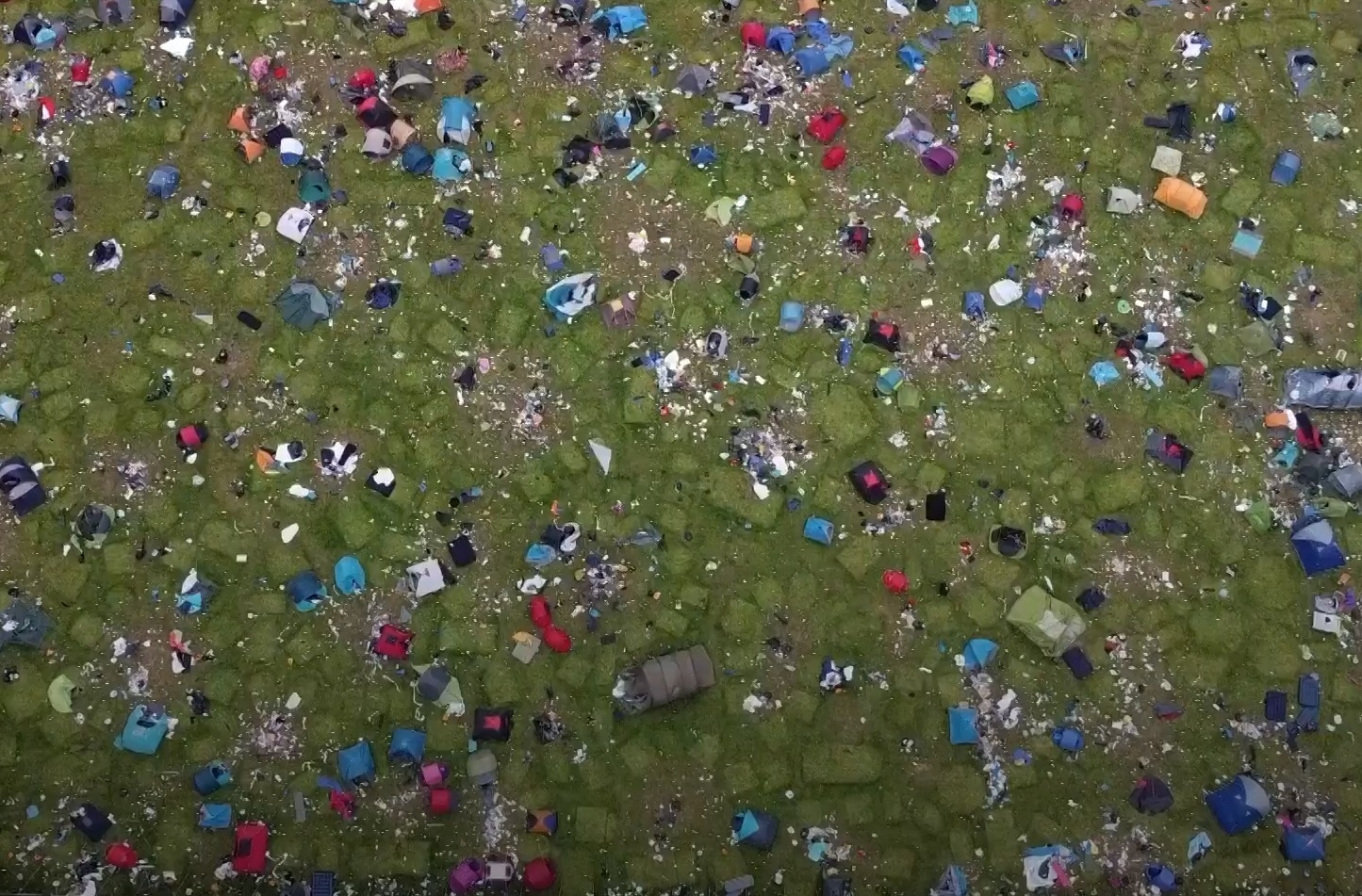 Bien rac va leu trai bi bo lai sau le hoi am nhac tai Anh hinh anh