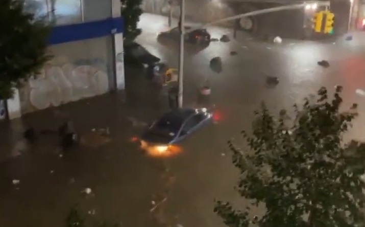 Xe co chim nghim trong con bao quai vat o New York hinh anh