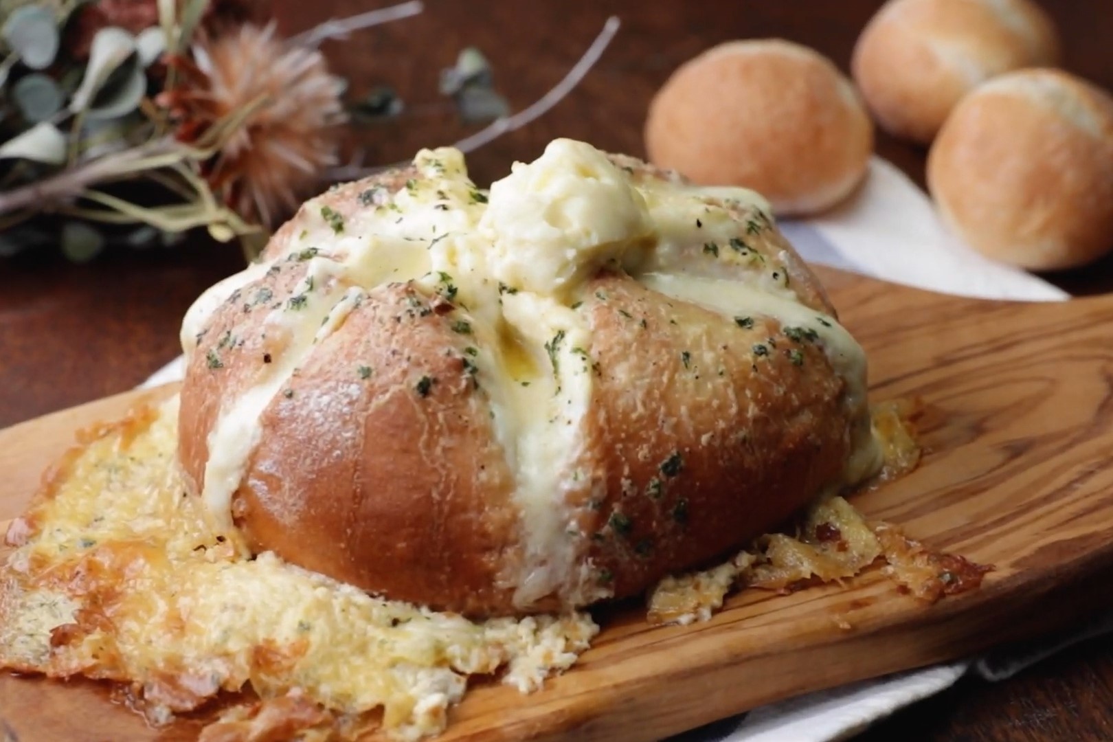 Lam banh mi pho mai bo toi co lon cho ca gia dinh hinh anh