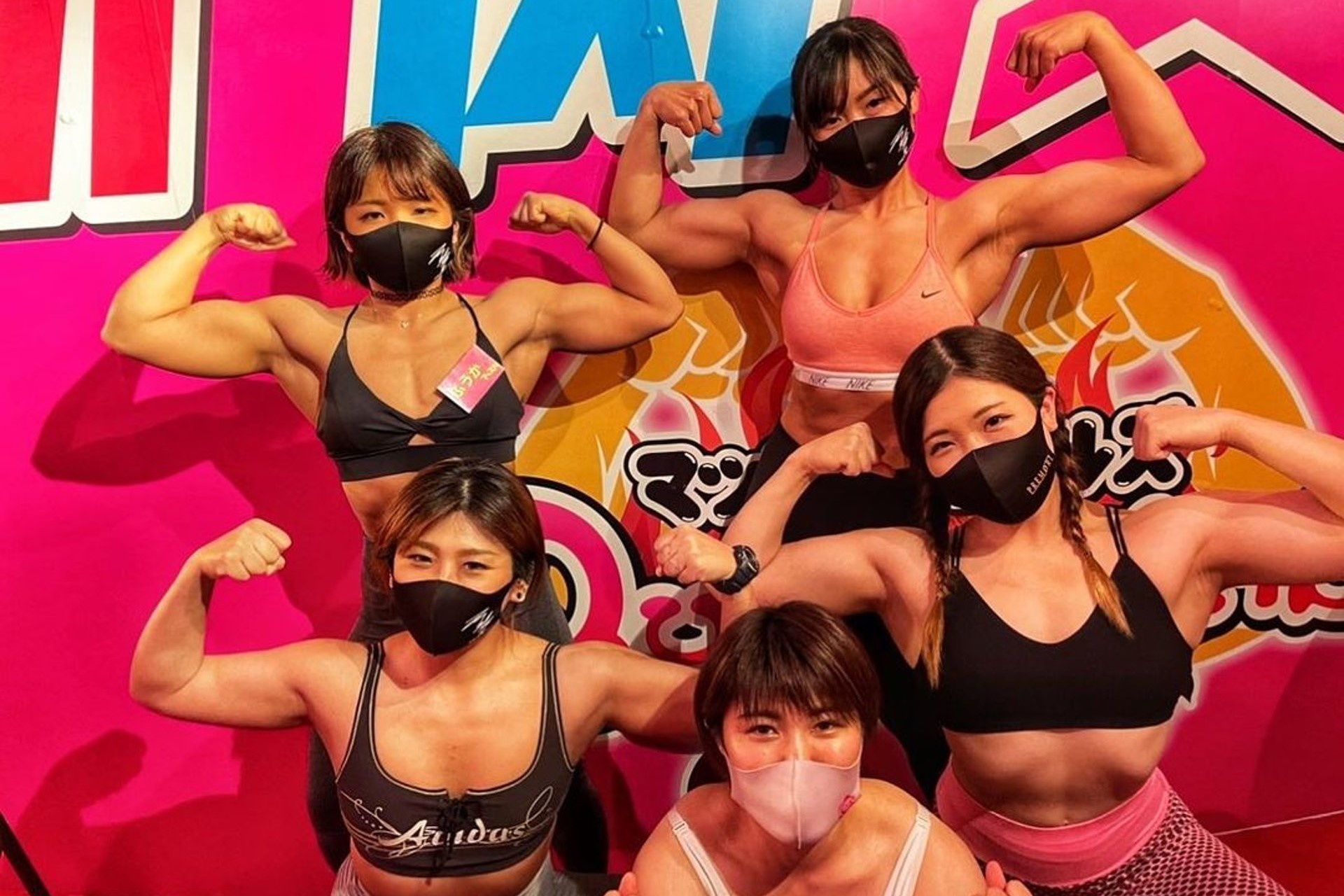 Quan bar voi cac nu phuc vu co bap o Nhat hinh anh