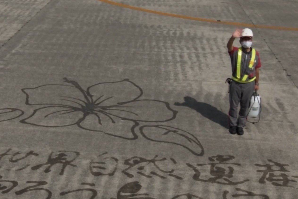 Nhan vien san bay Nhat ve hinh bang nuoc hinh anh