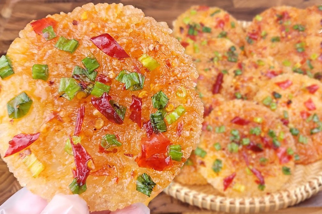 Cach lam com chay chien mam toi ot hinh anh