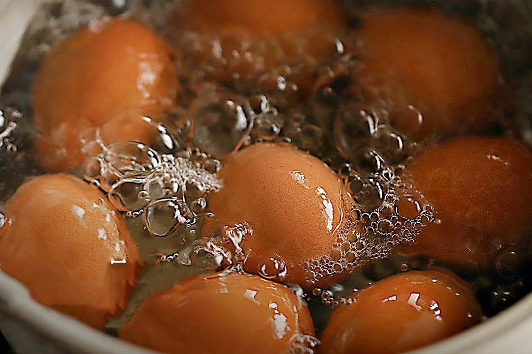 2 cach luoc trung cho nguoi moi vao bep hinh anh