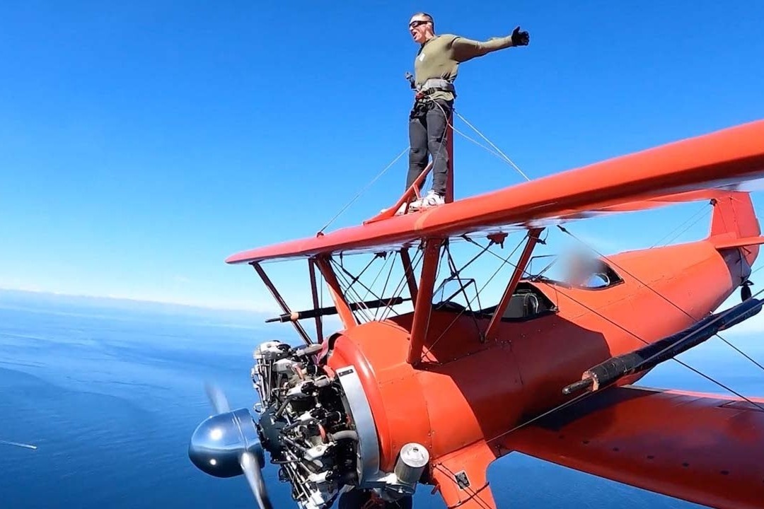 Nguoi dan ong dung tren canh may bay giua khong trung hinh anh