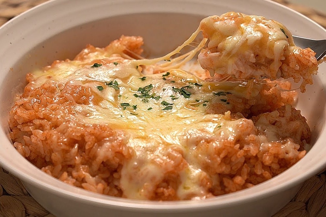 Lam com trung, pho mai cay bang lo vi song trong 2 phut hinh anh