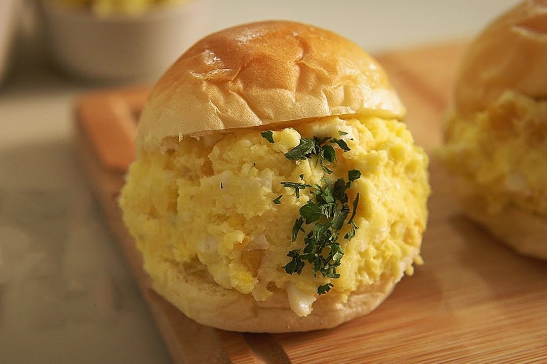 Banh mi kep khoai tay la mieng cho bua sang hinh anh