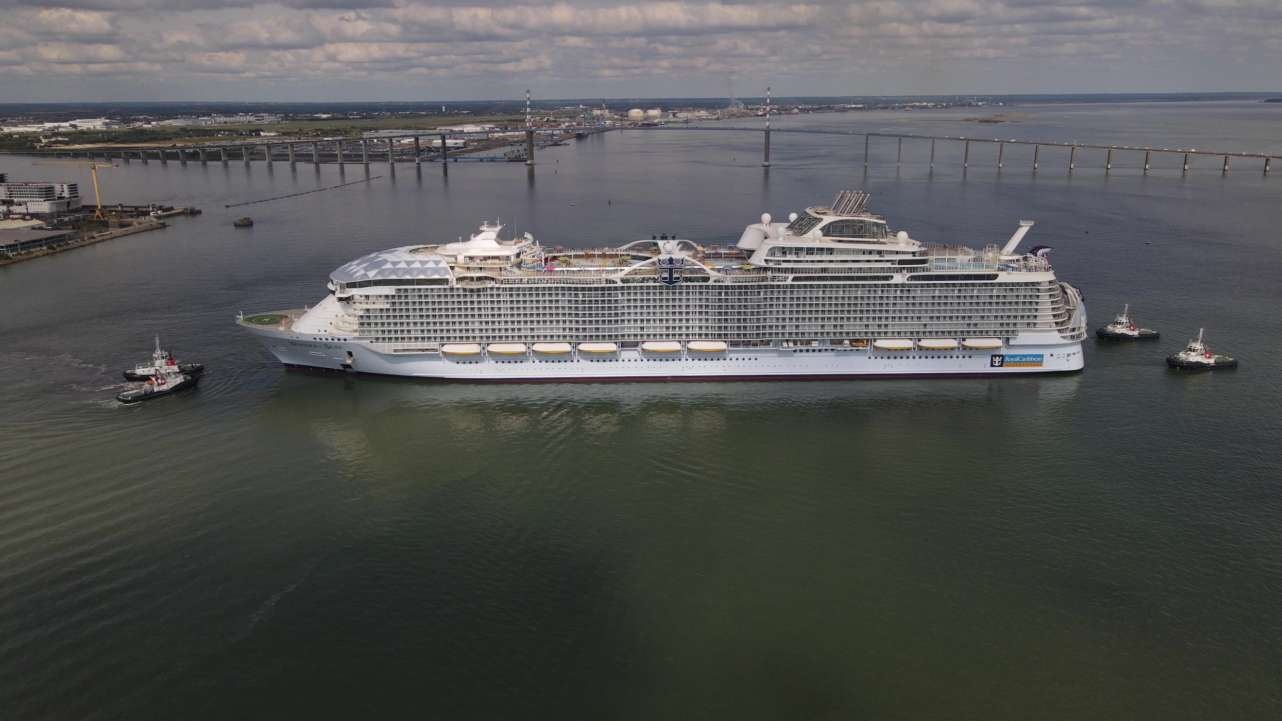 Tau du lich lon nhat the gioi anh 3