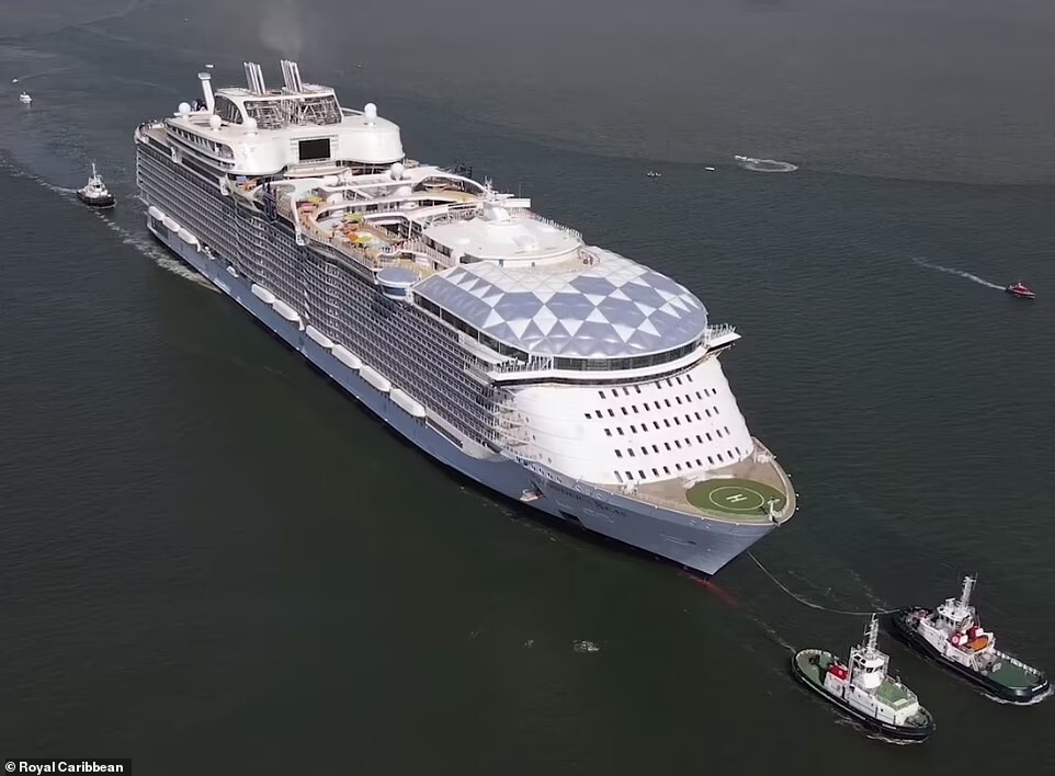 Tau du lich lon nhat the gioi anh 2