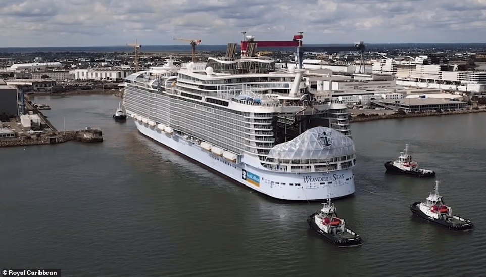 Tau du lich lon nhat the gioi anh 1