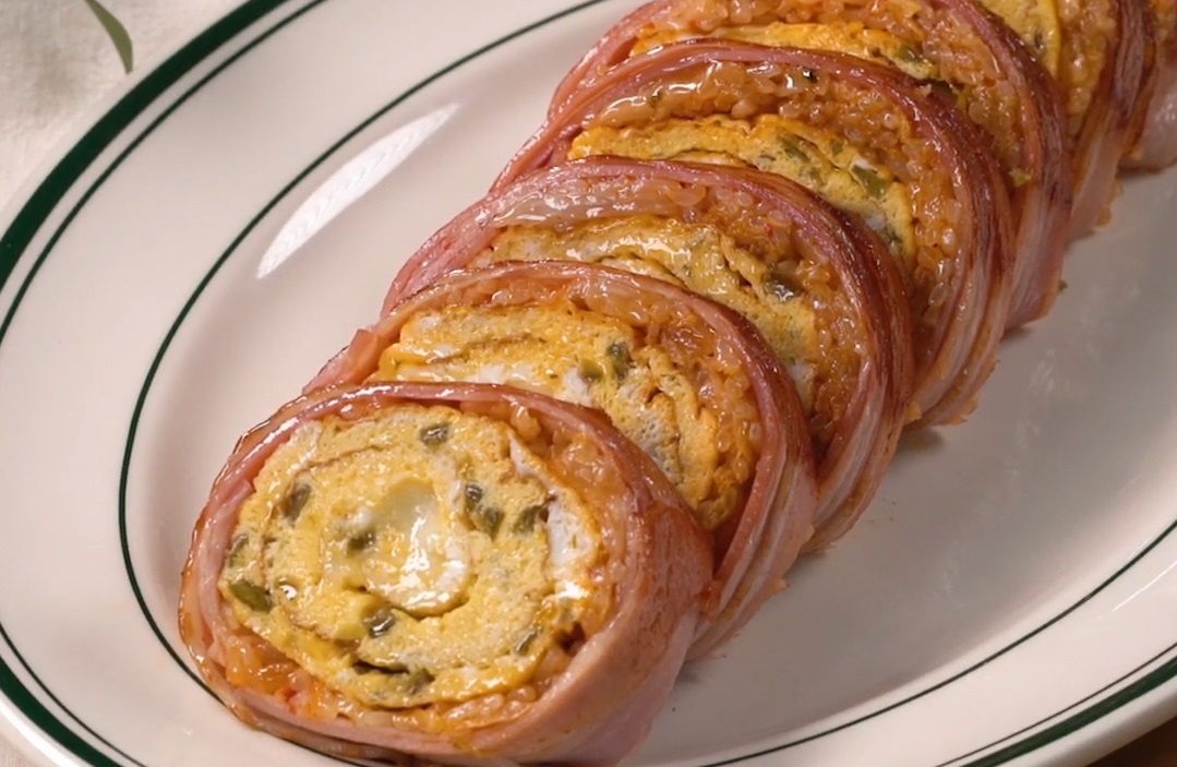 Cach lam com cuon trung thit xong khoi kieu Han Quoc hinh anh