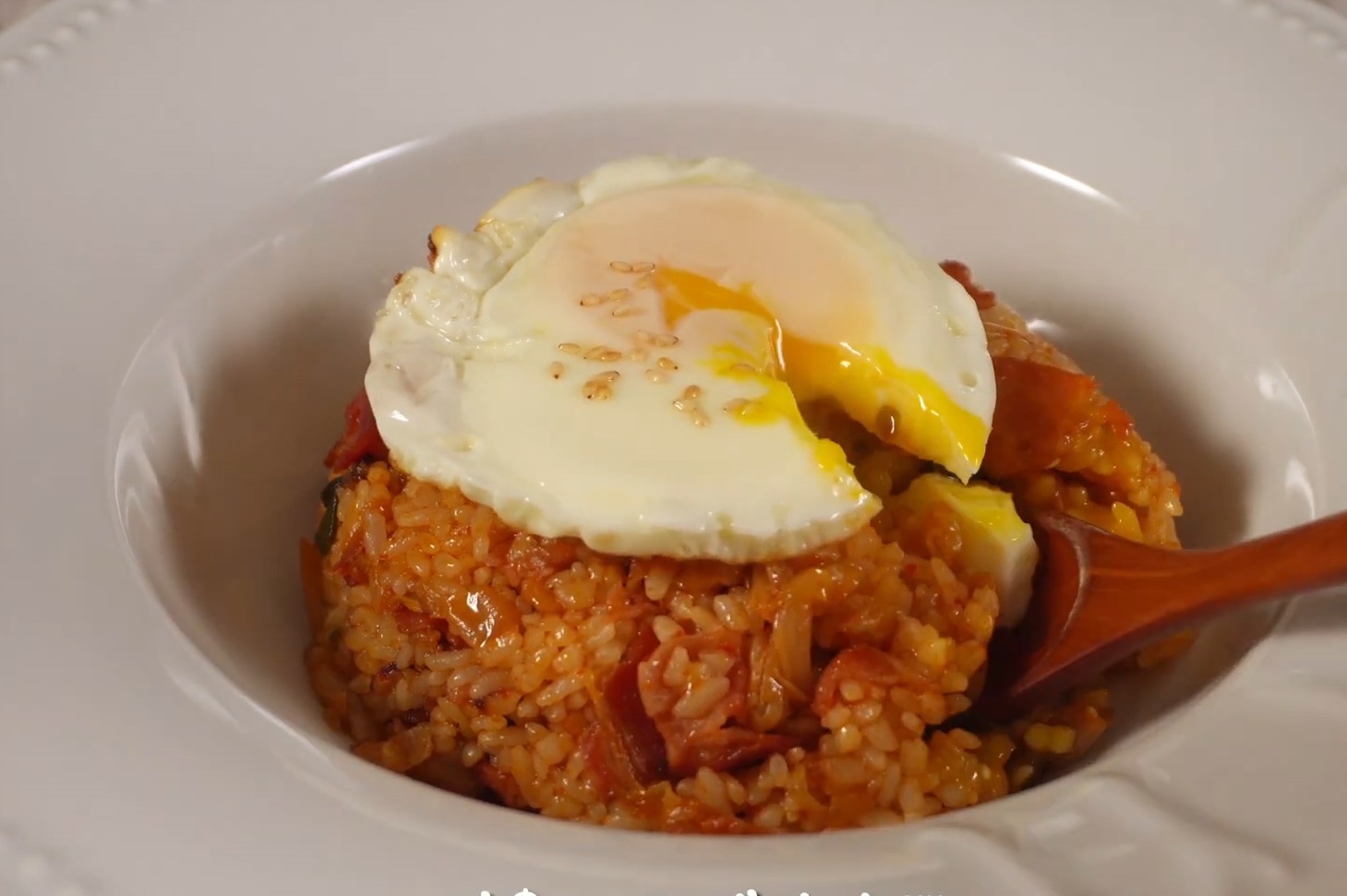 Cach lam com chien kim chi ngon chuan vi hinh anh