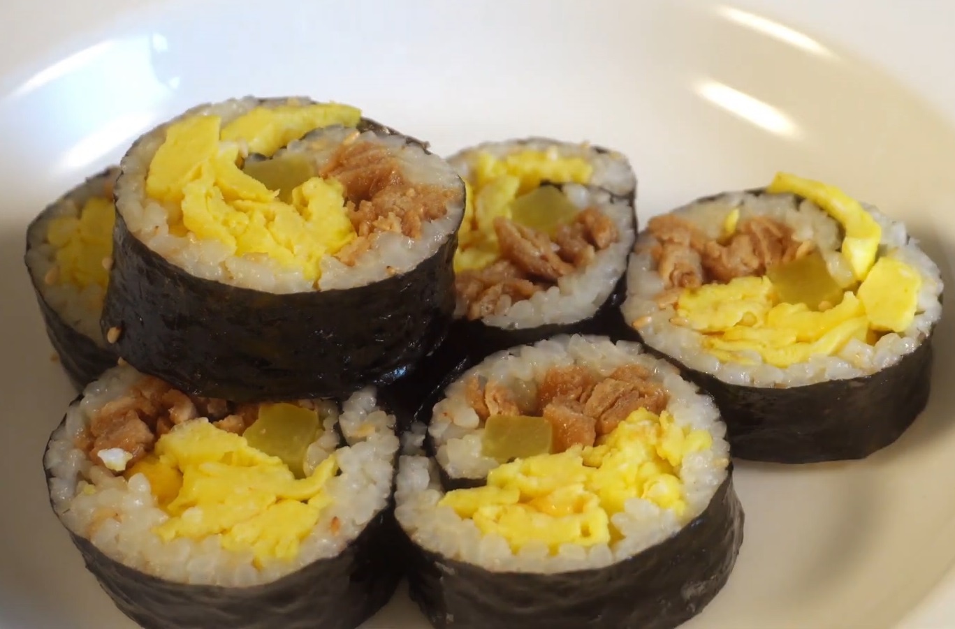Lam kimbap bang 3 nguyen lieu don gian hinh anh