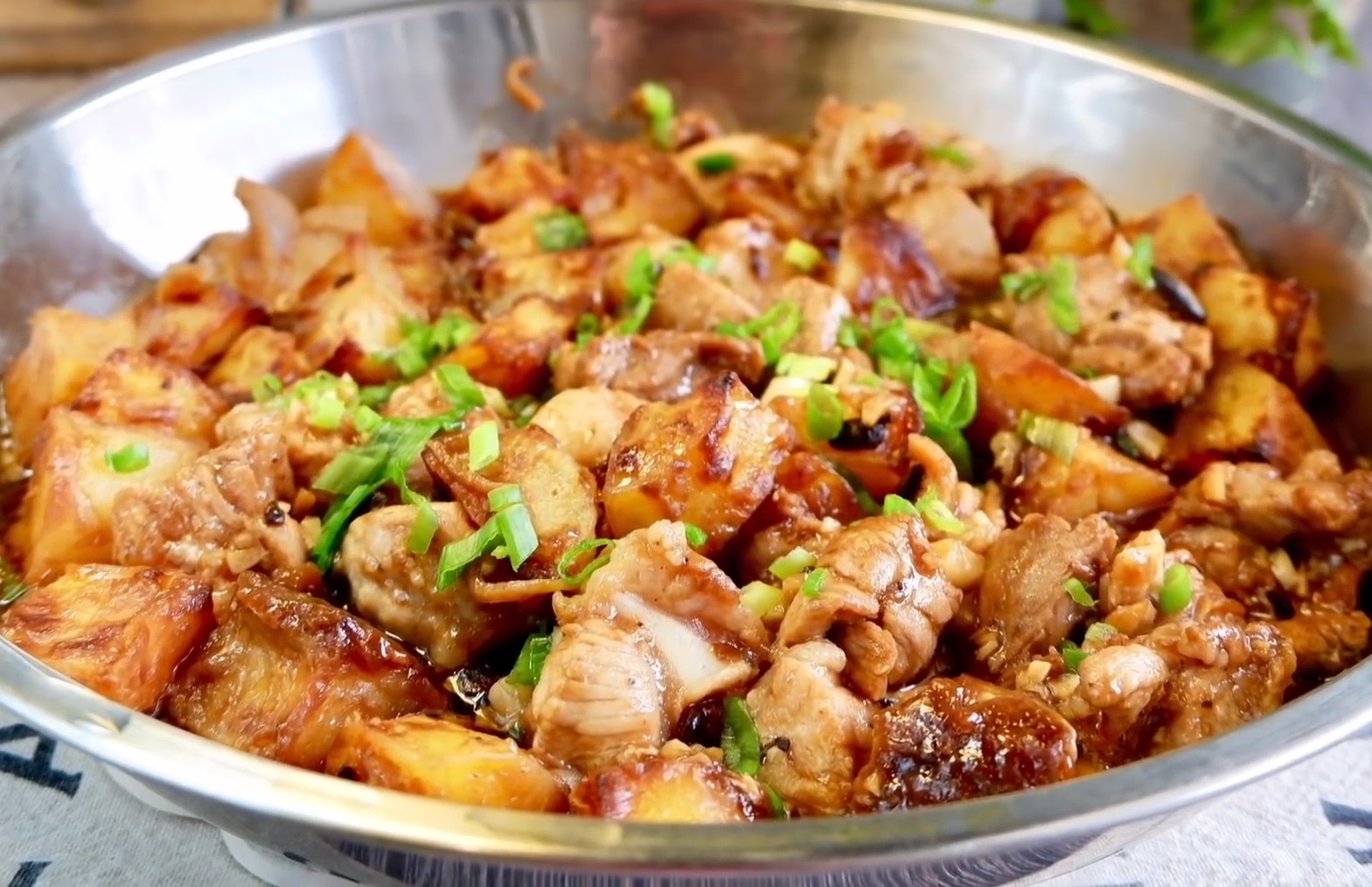 Dau bep chuyen nghiep huong dan lam thit lon hap khoai tay hinh anh