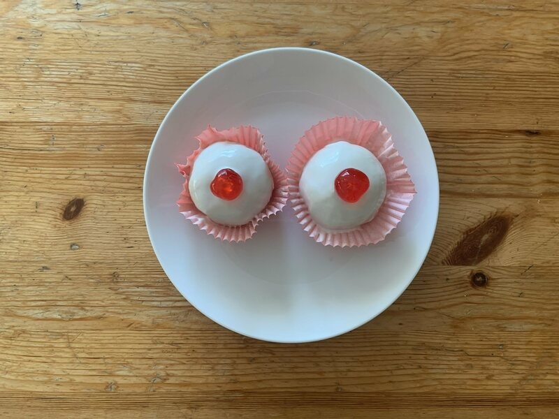 Dac san banh hinh bau nguc o Italy hinh anh