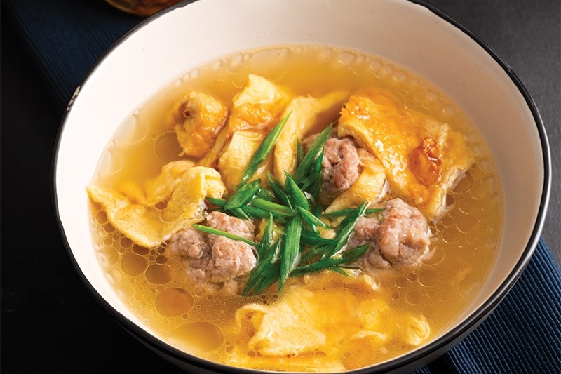 Mon canh trung nau thit vien nong hoi cho mua dong hinh anh