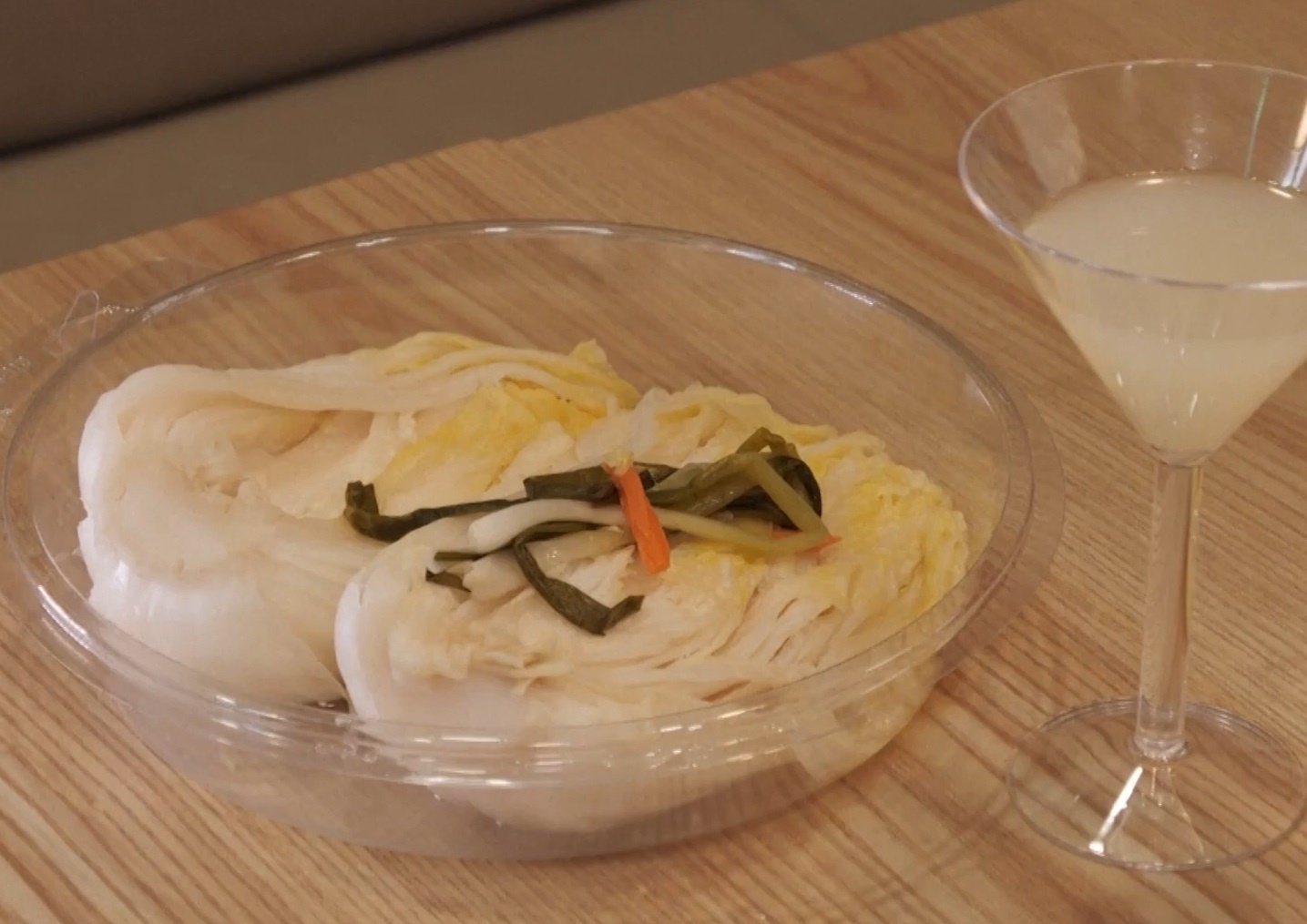 Mon kim chi trang dung de uong hinh anh