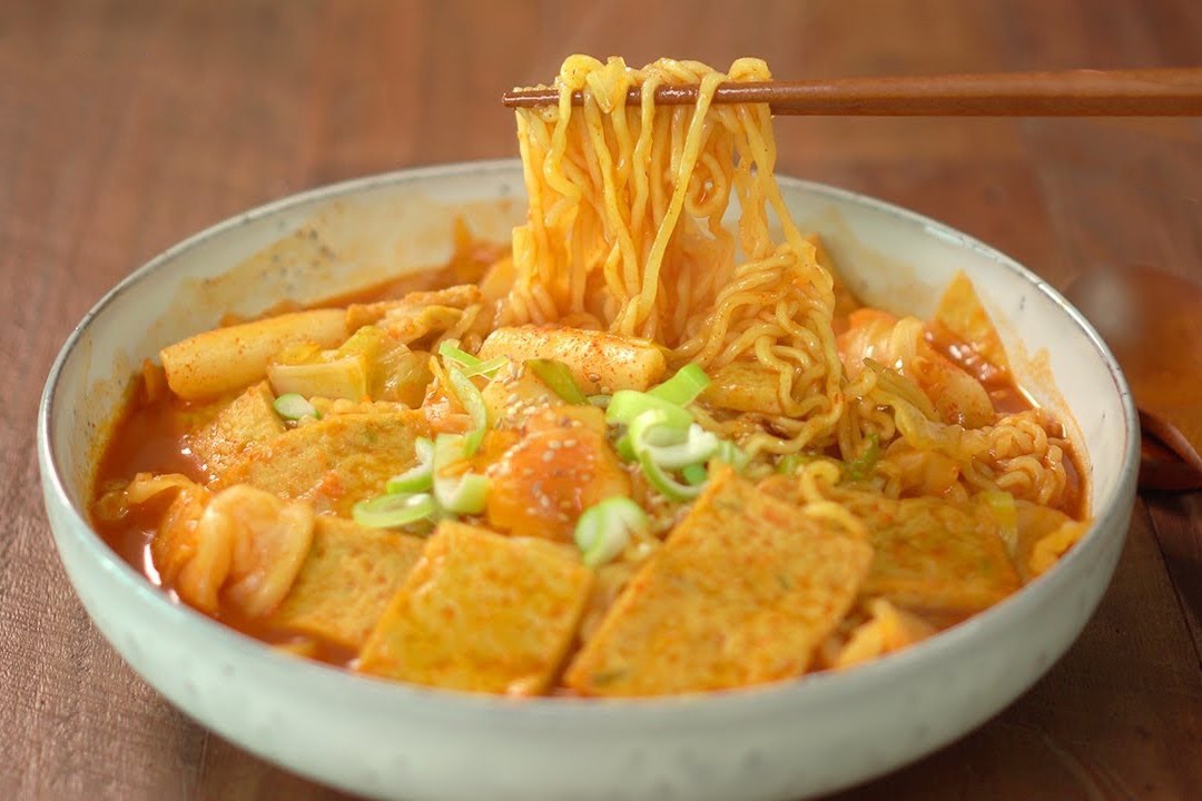 Cach lam mi cay tteokbokki chuan vi Han hinh anh